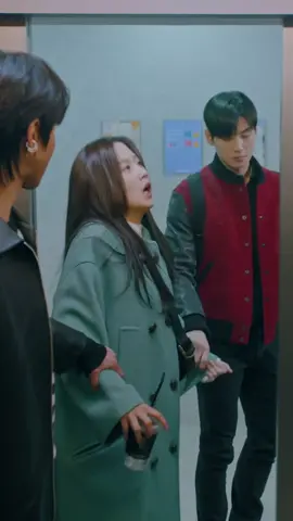 Paano ba pag-agawan ng dalawang pogi? Asking for a friend. #TrueBeauty #MunKaYoung #ChaEunWoo #HwangInYoup