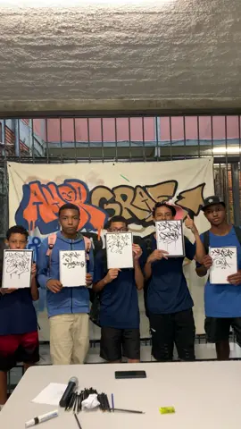 assinei a capa do caderno de geral logo após dar uma oficina de graffiti🖌️🔥 #graffitiforyou #graffititag #tagginggraffiti #handstyle 