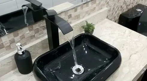 🔥 Torneira linda preta de Banheiro Monocomando Cascata água quente e fria. #torneiragoumert #torneira #banheiro #torneirapretaflexivel #torneiracozinha 