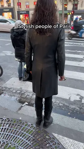 Stylish people of Paris spotted by Parisian Vibe #parisstyle #parisstreetstyle #parisianvibe #parisianvibes #frenchvibesl 