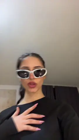 ben de aldım kız sinek gözlüğü