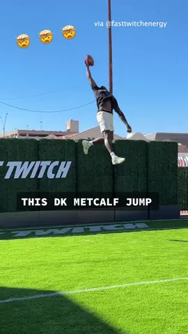 Uhhhhhh WHAT!?!?! 😮 (🎥: @Fast Twitch) #nflfootball #nfltiktok #dkmetcalf #jumping 