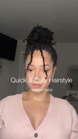 Mientras menos me tenga que peinar, mejor. #minitwists #curlyhair #curls #hairstyles #hairstyletutorial #twists #rizos #protectivestyles 