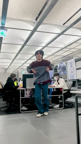 🚨하이브 사옥에 지미니 출몰!! 🐥춤은 박력있게.. 퇴장은 빠르게.. 죄송합니다 (후다닥💨) #지미니의댄스타임 #JiminsDanceTime #다음은...👀 ԅ(≖‿≖ԅ) 