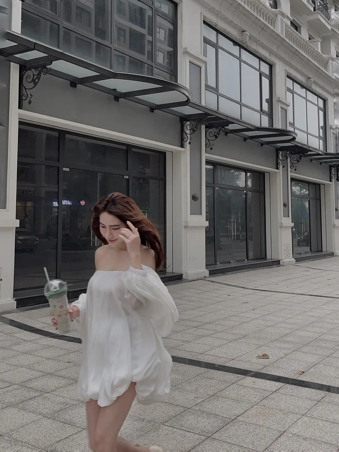 Hãy yêu đời dù mưa hay bão. Đời của mình, mình cứ vẽ cho xinh…❤️