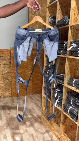 Venha aproveitar o Carnaval conosco, temos diversos modelos de calças e bermudas disponíveis em nosso catálogo! #denim #jeans #destroyed 
