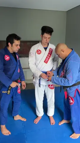 Hoje foi o dia do @enaldinho conquistar dois graus da faixa azul!