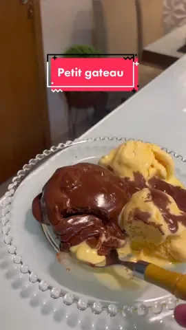 Carnaval em casa combina com gordices concordam ? Sobremesa mais fácil que essa eu duvido vocês encontrarem 😂😂 bolinho @Bauducco + sorvete de creme + calda de chocolate feita com 1 caixinha de creme de leite e 1 barra e meia de chocolate, meche no fogo e rapidinho tá pronta, é só jogar por cima e se deliciar 😮‍💨😮‍💨 #petit #petitgateau #petitgateu #petitgateau? #bauducco #receitastiktok #tiktokreceita #receitasdotiktok #fyyyy #donadecasablogueira #blogueiradonadecasa #gordices #gordice 