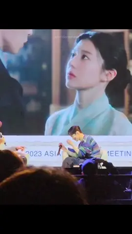 Olha esse querido todo tímido depois de rever sua cena de beijo com Younjung 😏 a gente sabe que você gostou Jaewook haha #alchemyofsoulsseason2 #alchemyofsouls #alquimiadealmas #leejaewook #goyounjung #janguk #naksu 