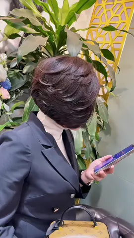 Một chiếc tóc ngắn “bob layer” dành cho ai thích sự bồng bềnh và đổi mới 🥰🥰  Uốn +nhuộm kết hợp bob layer quá hoàn hảo ❤️❤️  #Chuyềnhairsalon  368 âu cơ tt Hồ Thuận Thành  0373437688  #xuhuong2023 #xuhuong #TócĐẹp #boblayer 