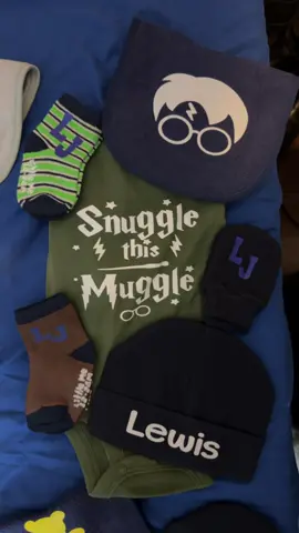 Because I’m the crafty aunt I gotta go all out for my new nephew 🥰😉 #coolaunt #craftyauntie #custombabyclothes #custombabyset #lewis #youngking #harrypotter #muggle 