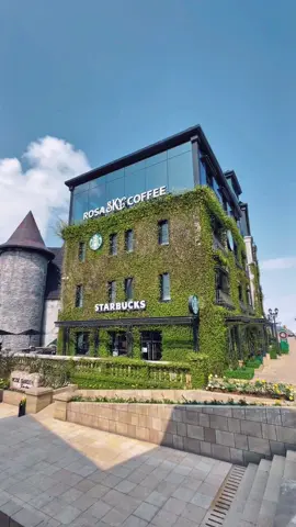 📍 Starbuks Banahills 🏰☕️❄️ สตาร์บักส์ที่นี่สวยมากเหมือนอยู่ในเมืองของแฮรี่พอตเตอร์เลยทุกคน ใครที่ขึ้นมา Banahills อย่าลืมแวะนั่งทานกาแฟชิว ๆ และถ่ายรูปกันนะเพราะดีงามมาก 😊 📍 พิกัด: Banahills In Danang, Vietnam 🇻🇳 #tiktokพาเที่ยว #tiktokพากิน  #vietnam #starbucks #เที่ยวเวียดนาม 