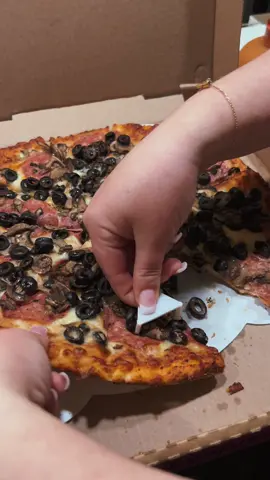 I was today years old when I found out what the little table in the middle of the pizza is for. #DidYouKnow #themoreyouknow #mindblown #bff #fyp #pizza 