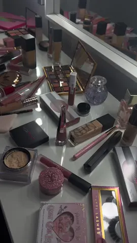 Every girls dream 🌸💕💘💋🎀💅  #makeupartist #mua #fyp #aesthetic #luxurymakeup #BeautyTok #nars #charlottetilbury #hudabeauty #pakistanibride #vanity 