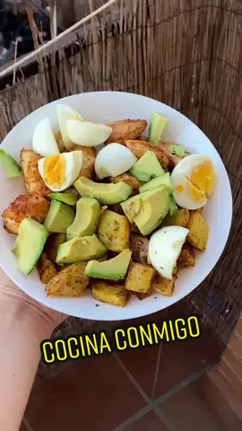 Cocina conmigoo🤍 macros: 75g proteína, 50g carbs, 30g grasas | especias que he usado: sal, ajo en polvo, orégano, cebolla en polvo, paprika, pimentón dulce, pimienta negra #cocinaconmigo #recetaproteica #comeconmigo #quecomoenundia #recetassaludables 