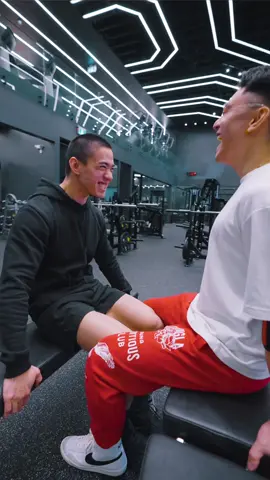 Replying to @gotdathue Asking Strangers To Thigh Wrestle (me defending) 😃 #physical100 #thighwrestling #physical100challenge #physical100thighwrestling 