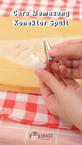 Cara yang benar memasang spuit ke dalam plastik segitiga 🤗 💕  Fungsi dari connector spuit untuk memudahkan penggantian spuit sehingga membantu mengurangi jumlah kantong adonan yang terpakai untuk 1 jenis adonan ataupun 1 warna icing.  Semoga bermanfaat 🥰🤗  #tips #tipspasangspuit #tipsspuit #spuit #spuitwilton #wilton #tipsmemasangspuit #tipsbaking #tipsmudah #tipskue #tipspanggang #loyang #loyangkue #bakingtime #tipsmasak #tipscooking #oishiiliciousss #tiktok #tiktokviral 