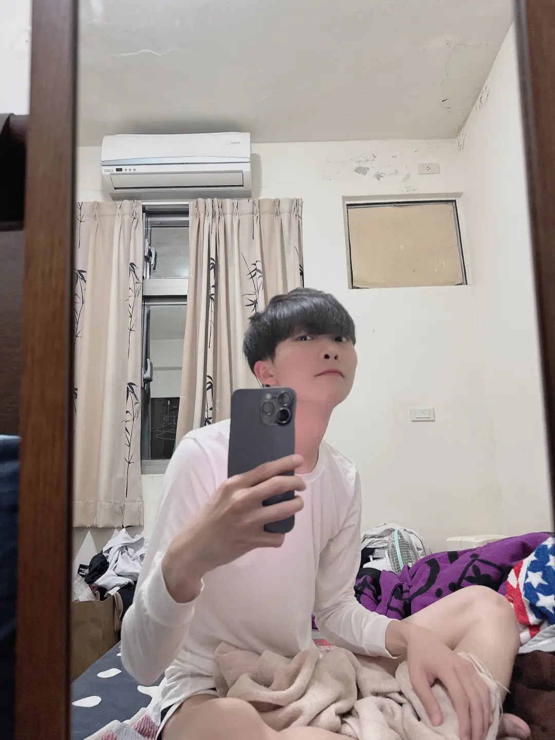 不要再問我喜歡男生女生了…其實我一直很排斥這個問題，以前的我曾經因為我的不一樣而遭受，異樣的眼光，所以在很多人問我這個問題的時候我總是逃避，因為我的不一樣而在國中的時候被喊過娘娘腔，所以我不知道要怎麼去回答我不一樣這個問題，到後來我也遇到了很多能接受我的人，我才知道我沒有不一樣，只是我愛的人剛好跟我一樣是男生. #同性戀 #不喜歡請直接滑掉 #一些日常 #0#0剩#剩下的還是要面對 