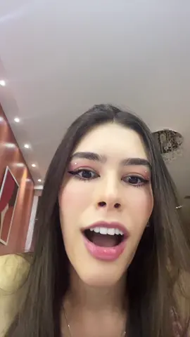 apenas um fato que descobri enquanto me maquiava e estou simplesmente perplexa meu mundo caiu por alguns segundos