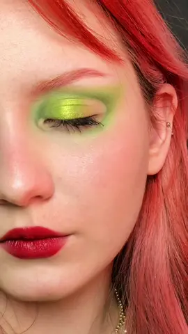 do you want to see more eyeshadow ideas from me? 💚 #makeupidea #makeuptutorial #eyeshadowtutorial #wateryeyes 