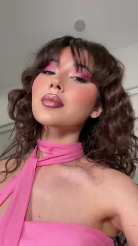 Pink everythingggg 💕💕💕 #pinkeyeshadow #pinkeyeshadowlook #pinkmakeuplook #pinkmakeuplooks #glittereyeshadow #douyininspired #glittermakeuplook #glittermakeuplooks #douyineyemakeup #pinksmokeyeye #bangshairstyles 
