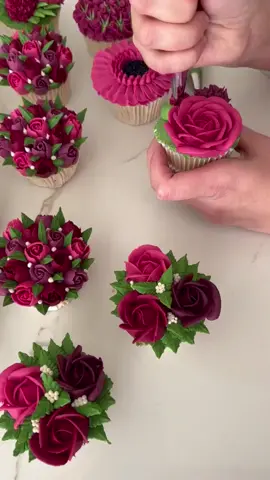 𝕋𝕙𝕚𝕤 𝕚𝕤 𝕪𝕠𝕦𝕣 𝕊𝕦𝕟𝕕𝕒𝕪 𝕣𝕖𝕞𝕚𝕟𝕕𝕖𝕣 𝕥𝕙𝕒𝕥 𝕪𝕠𝕦 ℂ𝔸ℕ 𝕙𝕒𝕟𝕕𝕝𝕖 𝕨𝕙𝕒𝕥𝕖𝕧𝕖𝕣 𝕥𝕙𝕚𝕤 𝕨𝕖𝕖𝕜 𝕥𝕙𝕣𝕠𝕨𝕤 𝕒𝕥 𝕪𝕠𝕦 👊 𝕪𝕠𝕦'𝕧𝕖 𝕘𝕠𝕥 𝕥𝕙𝕚𝕤! #bringiton  #newweek  #newbeginnings  #edibleart  #floralpiping  #cupcakeslovers  #weekend  #positiveenergy  #positivevibes  #cakedecorating  #cupcakelove  #buttercream  #buttercreamflowers  #handpiped  #cupcakes  #workofart  #nature  #inspiredbynature  #beauty 