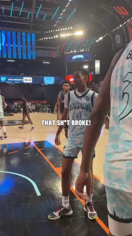 Live look at the Thompson Twins on Tuesday night… 🤢 #ote #hoops 