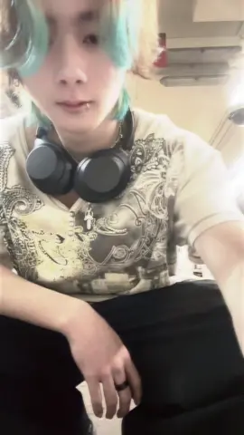 train station? #fyp #fypシ #fyppppppppppppppppppppppp #foryoupage #y2k #thrifted #headphones #bluehair #asian #japanese #07 #fitcheck #おすすめ #服
