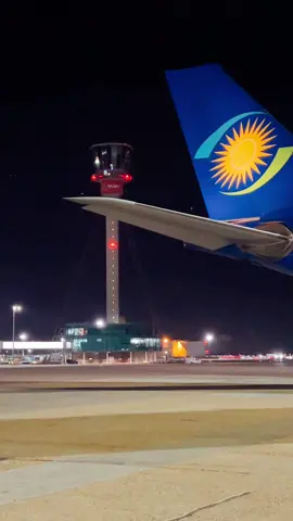 #aviatordani #rwandair #rwanda #aviationlifestyle #londontiktok #airport #heathrowairport #airbusa330 #airbuslovers 