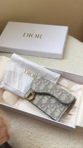 When she’s a @Dior girl ✨ #dior #diorsaddleflapcardholder #luxuryfashion #diorsaddlewallet #unboxing #diorgirl 