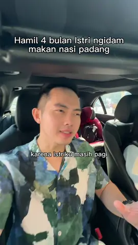 Pagi2 loh ini abis anter clay sekolah, jam 8.30 bisa2nya minta sarapan nasi padang 😂 sayang abis makan kenyang tetep mual. Kalian yang hamil pada ngidam aneh2 gak sih??