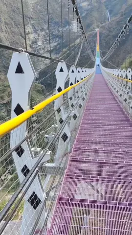 兩個小時走到懷疑人生最終還是解鎖的彩虹吊橋原住民會跟你說600公尺是很遙遠的600公尺然後告訴你一個可愛的捷徑要去的朋友加油喔！#七彩 #七彩吊橋 #南投 #南投景點 #南投七彩雙龍吊橋🌈 #雙龍瀑布七彩吊橋 #雙龍瀑布 #雙龍 #彩虹🌈 #彩虹 #彩虹吊橋 #原住民 #遙遠的600公尺 #加油喔👍 #有捷徑小路 