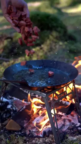 pierogi with suxhuk is just so tasty #friluftsliv #bushcraft #outdoorlife #äventyr #pirog #campfire #bonfire #tälta #utomhus #forest #campinglife #outdoorcooking #food #Foodie #fire #naturevibes #