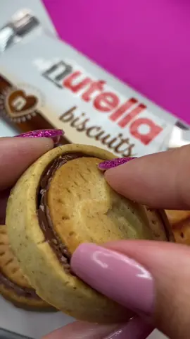 Gente, o que é esse biscoito recheado com Nutella? É o melhor biscoito que já experimentei! #nutella #nutellabiscuits #resenha 