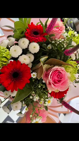#flowersbyjulie #paddockwoodflorist #kentflorist #giftsdelivered #balloondecor #floristkent #bespokewreaths #sympathyflowers 