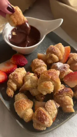 Mini Chocolate Croissants 🥐🤏🏼| كرواسون شوكولاتة بعجينة البف باستري 🤎 .#CommitToNothing #الشعب_الصيني_ماله_حل😂😂 #fyp #foryou #explore #وصفات #اكسبلور #حلا 