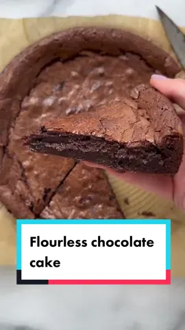 You’re only 6 ingredients away from the fudgiest molten flourless chocolate cake, and you don’t even need any eggs nor butter 😮‍💨 This perfectly decadent flourless chocolate cake is naturally vegan and SO quick to bake. Honestly, like a brownie disguised as a cake, and it’s gluten free?! I mean, what can’t this recipe do?! Full recipe on my site! #flourlesschocolatecake #chocolatecake #glutenfreevegan #glutenfreecake 