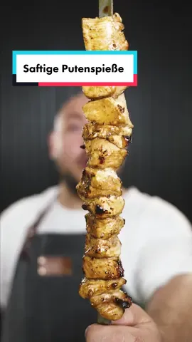 Saftige Putenspieße mit Eierreis 🍚🍗 Zutaten Putenspieße 2 Stk Putenbrust 500ml Buttermilch 2 Knoblauchzehen Stk Ingwer (Daumendick) 2 EL Zwiebelpulver 1 EL Salz 1,5 TL Pfeffer 5 EL Limettensaft 1 EL Paprikapulver  Zum Bestreichen 1 EL Honig 100 ml Sojasauce Zutaten Eierreis 4 Eier 2 Karotten 1 Handvoll Mungobohnensprossen 1 Handvoll Zuckerschoten 280gr Jasminreis (ungekocht) 100 ml Sojasauce #putenfleisch #spieße #rezepte 