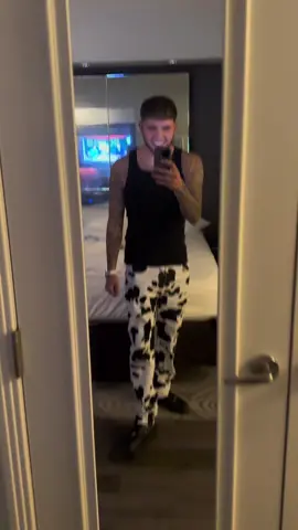 Who likes my new pants?? 🔥🖤 #fyp #foryoupage #hansum #cow #jeans #fashion  