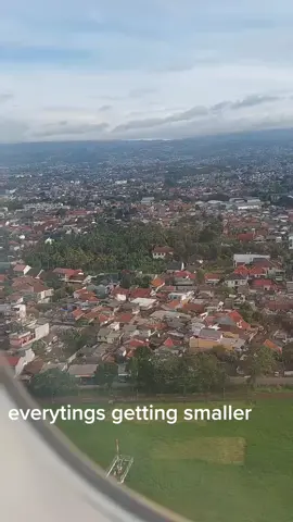 perjalanan dengan pesawat udah pasti saat lepas landas dan landing selalu deg deg an .  jangan lupa berdoa...  #terbangpakepesawat #pesawatsuperairjet #bandungbali #pergikebali 