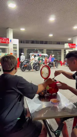 Tới giờ ăn cơm mà đi đổ xăng là sao vậy ?