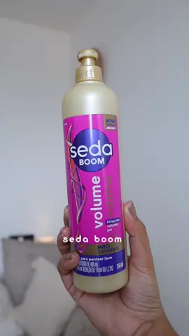 Finalizei meu cabelo com o creme da Seda Boom Volume Máximo 💓 @sedaoficial  Me conte aqui nos comentários o que vocês acharam do resultado dessa finalização manas? #resenha #finalizacaodecachos  #sedaboom #sedaboomvolumemaximo #sedaboomvolumão #cachoscurtos #finalização