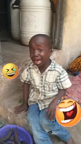 anak ini dia menangis 😭 sambil menagis dia ketawa anak afrika😭😭😭
