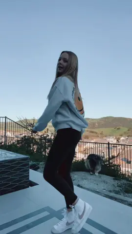 hollaback girl 🤍😊 #viral #preppy #fyp #foryou #basic #foryoupage #puppy #miniaussie #blowup #happysoulsisters #backyard #fypシ #preppylifestyle #preppyaesthetic #kennedygrace #dance #hollabackgirl 