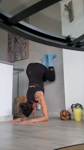 wall challenge  pincha vers baby crow #pourtoi #yogagirl🧘 #yogachallenge #wallchallenge#yogachallenge1person #yogaprogress #babycrow#babybakasana 