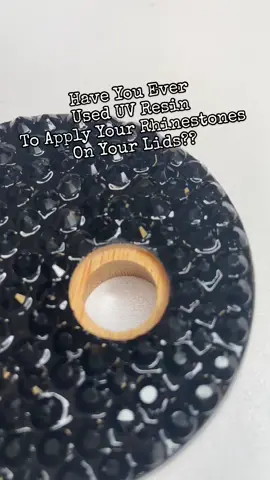I have to say this method was pretty easy for me!! #rhinestonelid #blackrhinestones #blinglid Rhinestones from @koordinatedkhaos 