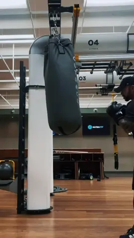 Pushing your punches vs snapping punches. #fyp #foryou #foryoupage #boxingtechnique #boxingtip #boxingdrills 