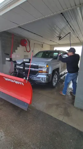 Cleaning up the 1500 👌 #chevytrucks #chevysilverado #landscaper #worktruck #oddlysatisfying 