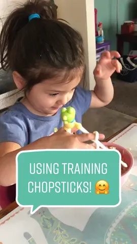 Learning how to use chopsticks with #pororo #crong training chopsticks! #slurp #ramen #sriracha #huyfong #spicyramen #elinoreeats #elinore_eats #fyp #foryoupage #trainingchopsticks #chopsticks #youngfoodie #tiktokbaby #koreanamericanfamily 