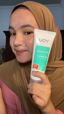 aku suka bgt sabun cuci muka yg lembab dan ga bikin kulit ketarik kaya gini, kalian udah cobain juga belum?? #youfacialwash #skincare 